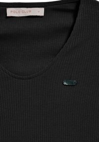 Top in tessuto a coste nera con scollatura rotonda, dotato di un piccolo cartellino metallico color teal "POLO CLUB" cucito sul lato sinistro.