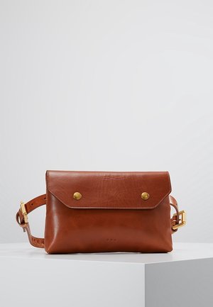 Sac bandoulière en cuir marron avec rabat, quincaillerie dorée et deux boutons. Texture lisse, design minimaliste, sangle réglable.