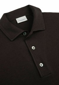Dunkelbraunes Poloshirt mit weicher Textur, ausgestattet mit einem Kragen und drei Knöpfen, einem in mattem Schwarz und zwei in Weiß, mit der Beschriftung "Profuomo."
