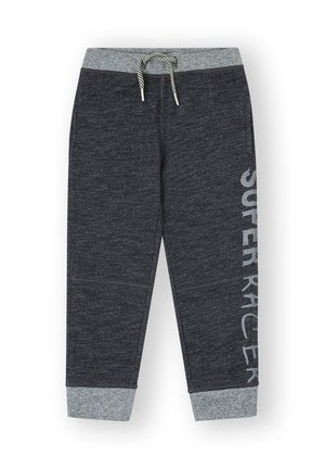 Pantalones de chándal grises con cuerpo en un tono gris más oscuro, cinturilla y puños en gris claro, con la inscripción "SUPER RACER" en blanco en el lado izquierdo.
