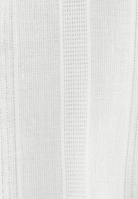 Weißer transparenter Vorhangstoff mit vertikalen Webstreifen, der eine zarte, gitterartige Textur zeigt.