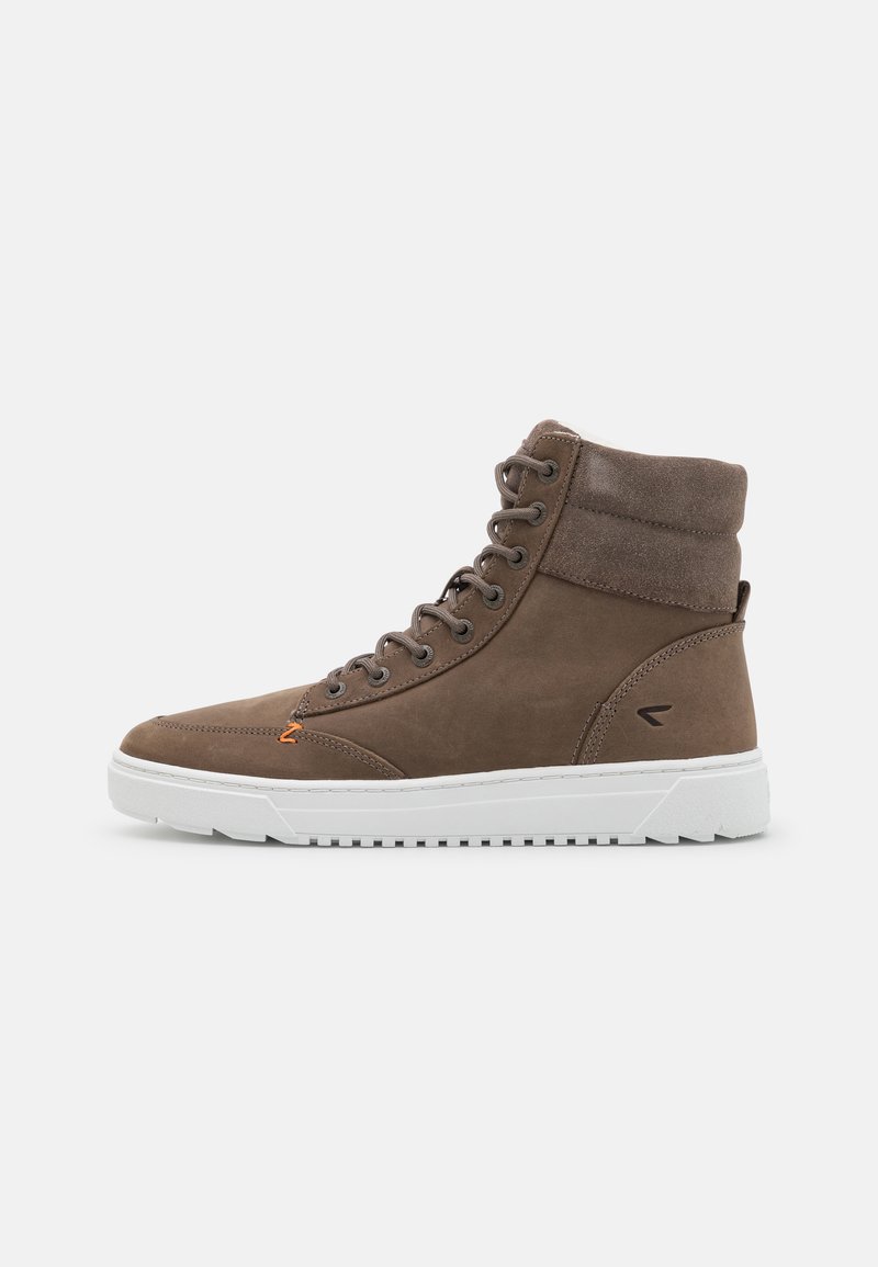 Bruine hoge suède sneaker met witte rubberen zool, bruine veters, gevoerde kraag en klein zwart logo bij de hiel.