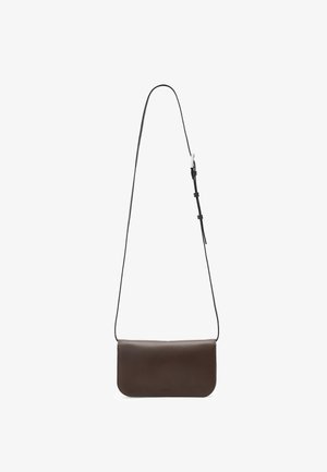 Bruine leren schoudertas met een lange band, met een rechthoekige vorm en een gladde textuur. Minimalistisch ontwerp zonder zichtbare hardware.