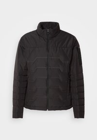 Czarna pikowana kurtka z pełnej długości zamkiem z przodu, wysokim kołnierzem, poziomym przeszyciem na rękawach oraz zamykaną na zamek kieszenią na lewym górnym ramieniu.