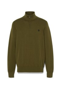 Olivgrüner Strickpullover mit hohem Kragen, halbseitigem Reißverschluss und kleinem Logo auf der Brust. Gerippte Bündchen und Saum. Weiche Textur.