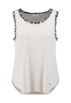 Biały top bez rękawów z czarno-białym lampartowym wzorem na wykończeniu dekoltu i pach, zaokrąglonym dołem oraz małym metalowym logo w pobliżu dolnej krawędzi.