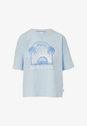 Hellblaues Baumwoll-T-Shirt mit kurzen Ärmeln, das ein Grafikdesign eines Sonnenuntergangs, Palmen und den Text "GOLDEN HOUR" in Weiß und Blau zeigt.