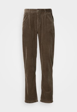 Bruine corduroy broek met een rechte pijp, voorzien van verticale ribbels, een knoopsluiting en twee voorste plooien voor extra detail.
