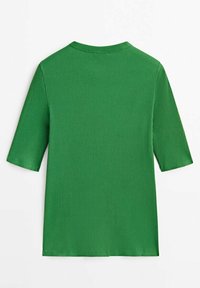 Grün geripptes Strickoberteil mit kurzen Ärmeln, Rundhalsausschnitt und geradem Saum, von hinten vor einem weißen Hintergrund gezeigt.