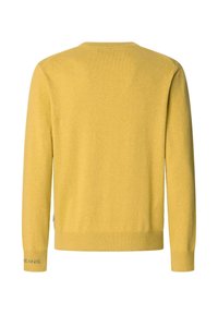 Rumena pletena jopica z okroglim izrezom, dolgimi rokavi in rebrastimi manšetami. Ima detajl z logotipom na rokavu. Mehka tekstura.