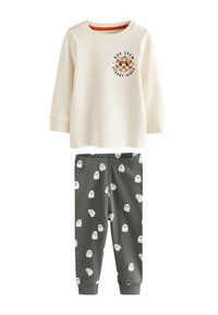 Cremefarbenes Langarmshirt mit dem Aufdruck „Boo Crew Spooky Vibes“ und orangefarbenem Halsausschnitt; graue Hose mit verstreuten weißen Geistermustern.