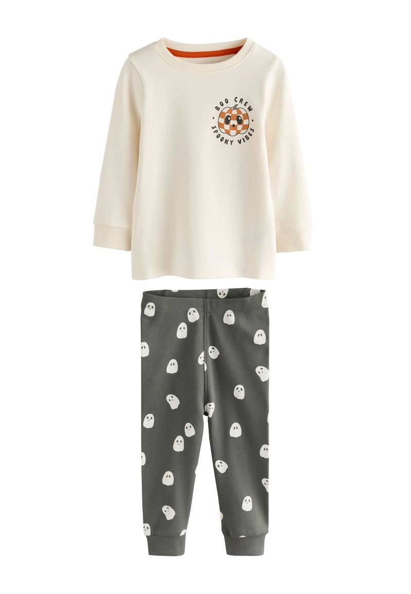 Cremefarbenes Langarmshirt mit dem Aufdruck „Boo Crew Spooky Vibes“ und orangefarbenem Halsausschnitt; graue Hose mit verstreuten weißen Geistermustern.