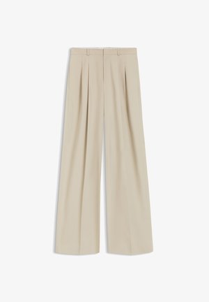 Pantalones acampanados beige con pliegues, trabillas para cinturón y frente plano, diseñados para un ajuste suelto y cómodo.