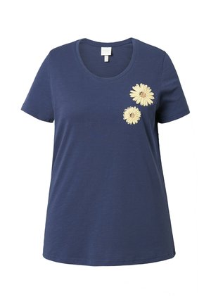 T-shirt a maniche corte blu navy realizzato in tessuto morbido, con margherite gialle ricamate sul lato sinistro. Girocollo e vestibilità ampia.