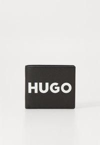 Cartera de cuero negro con acabado texturizado, que presenta el texto impreso en blanco "HUGO" de manera prominente en la parte frontal en una fuente en negrita.