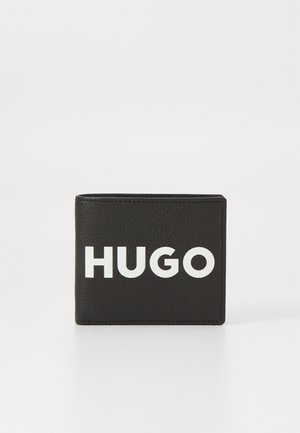 Portafoglio in pelle nera con finitura testurizzata, caratterizzato dal testo stampato bianco "HUGO" in evidenza nella parte anteriore con un carattere in grassetto.