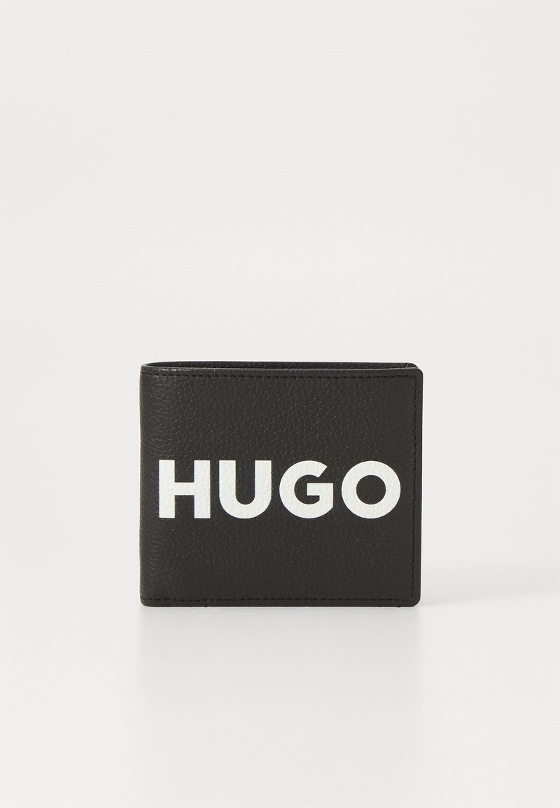 Cartera de cuero negro con acabado texturizado, que presenta el texto impreso en blanco "HUGO" de manera prominente en la parte frontal en una fuente en negrita.