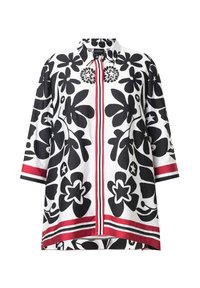 Camicia a fiori in bianco e nero con colletto, maniche 3/4 e accenti a righe rosse lungo la parte anteriore e i polsini.