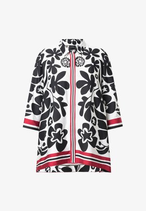Camicia a fiori in bianco e nero con colletto, maniche 3/4 e accenti a righe rosse lungo la parte anteriore e i polsini.