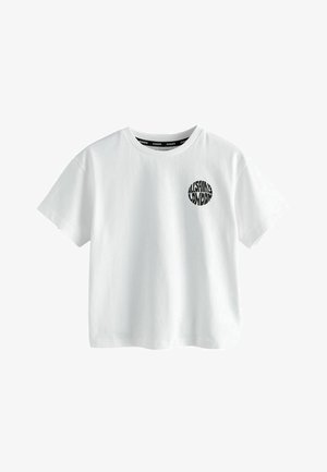 Biała koszulka z krótkim rękawem, okrągłym dekoltem i małym czarnym, okrągłym logo z napisem „AllSaints London” na lewej stronie klatki piersiowej.