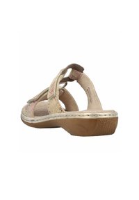 Beige sandaal met een geweven textiel bovenkant, voorzien van roze en gouden accenten, verstelbare banden en een gestructureerde onderzool voor grip.