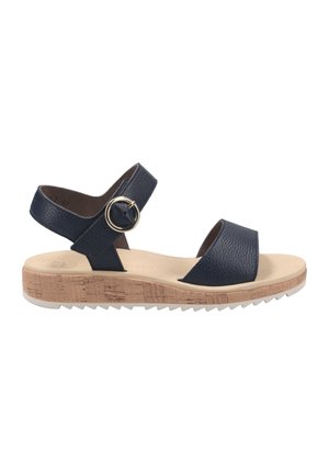 Granatowe skórzane sandały na korkowej koturnie, pasek wokół kostki z okrągłą złotą klamrą oraz szeroki pasek z przodu.