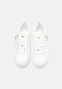 Baskets blanches à texture lisse, avec des accents d'étoiles dorées sur les lacets, une semelle intérieure décorée et un design à bout arrondi.