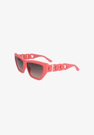 Occhiali da sole rosa a forma di occhi a gatto con lenti scure sfumate e aste in stile catena su sfondo bianco.
