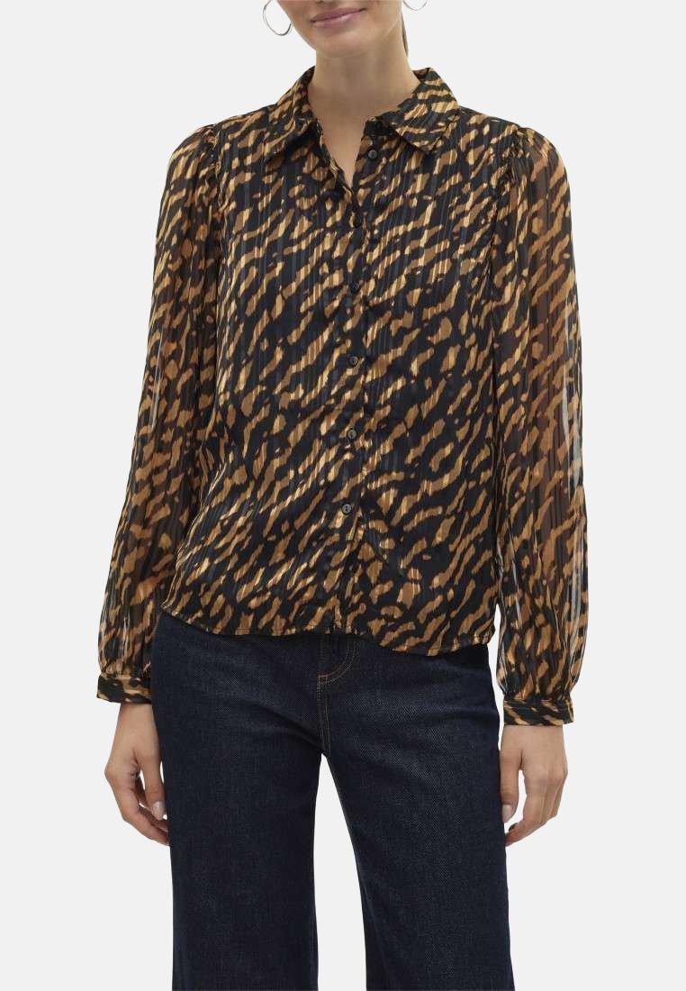 Blouse à imprimé animal noir et marron, avec des plis, des manches longues, un col et des boutons sur le devant.