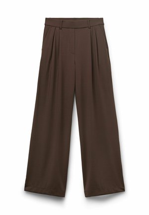 Pantalones marrones de pierna ancha con pliegues frontales, trabillas para cinturón, bolsillos laterales y un dobladillo limpio, mostrados sobre un fondo blanco.