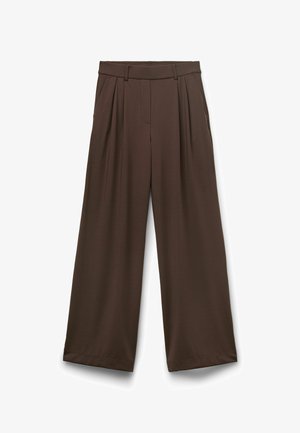 Pantalones marrones de pierna ancha con pliegues frontales, trabillas para cinturón, bolsillos laterales y un dobladillo limpio, mostrados sobre un fondo blanco.