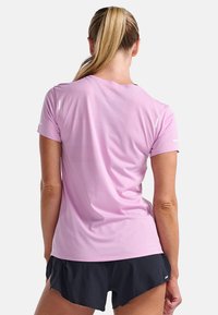 2XU LIGHT SPEED TEE - Sports T-shirt - pastel pink white reflective