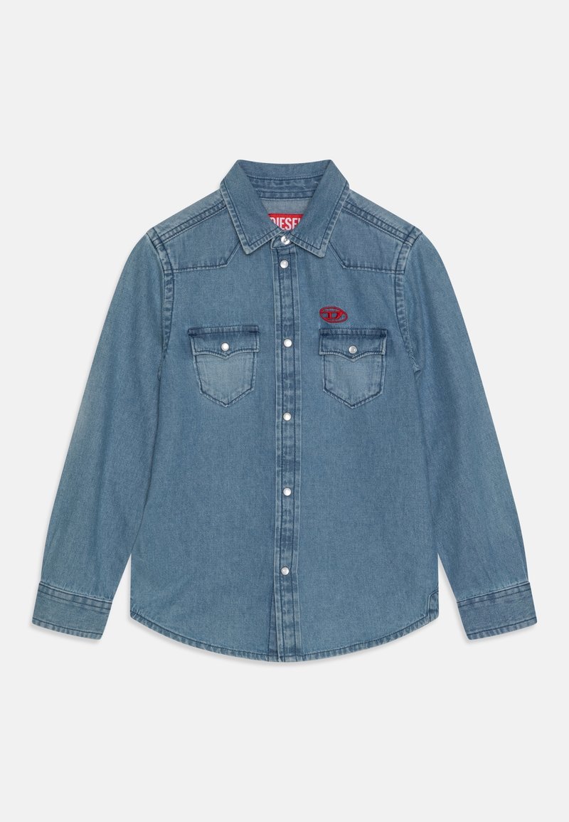 Chemise en denim bleu clair avec un col boutonné, deux poches poitrine et un écusson logo rouge. Manches longues avec poignets boutonnés.