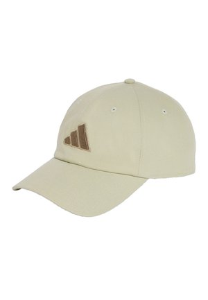 Beige Baseballkappe mit gebogenem Schirm und braunem Drei-Streifen-Logo, das auf dem linken vorderen Panel gestickt ist.