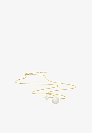 Złoty naszyjnik z kręconego łańcuszka, na którym znajdują się dwa białe perły – jedna duża i jedna mała – umieszczone na różnej długości łańcuszka.