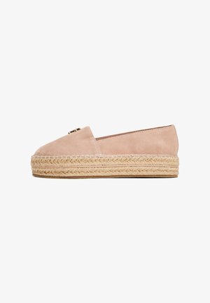 Beige Wildleder-Espadrilles mit runder Zehenform und geflochtener Jutesohle. Mit einem kleinen goldfarbenen Detail nahe dem Vorderrand akzentuiert.