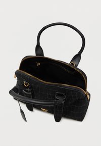 Musta tekonahkainen käsilaukku, jossa on krokotiilitekstuuri, kultainen vetoketju, kaksinkertaiset kahvat ja sisätasku järjestystä varten.