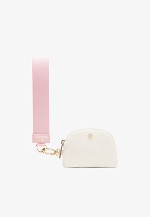 Kleine witte tas met afgeronde bovenkant, gouden hardware en een roze stoffen schouderriem. Bevat een logo op de voorkant en heeft een ritsluiting. Standige textuur.