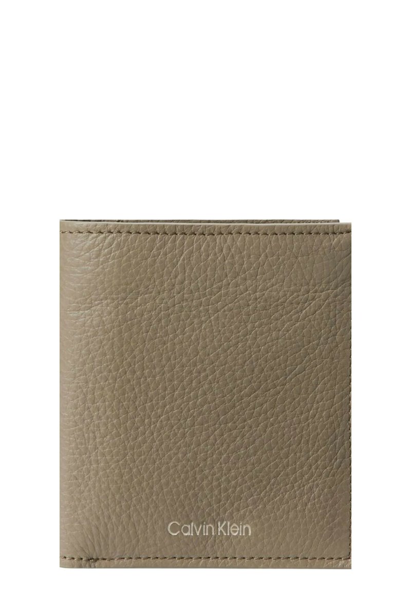 Portafoglio in pelle marrone con texture, design a portafoglio pieghevole, caratterizzato da cuciture visibili e un logo Calvin Klein impresso sul fronte.