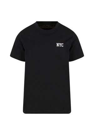T-shirt en coton noir avec un col rond et des manches courtes. Présente un texte blanc "NYC" sur la zone du côté gauche de la poitrine. Design simple et décontracté.
