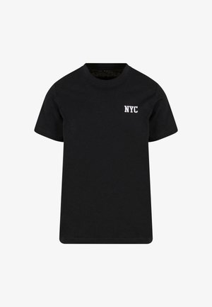 T-shirt en coton noir avec un col rond et des manches courtes. Présente un texte blanc "NYC" sur la zone du côté gauche de la poitrine. Design simple et décontracté.