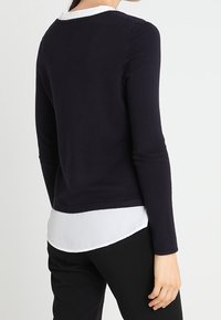 comma Sweter