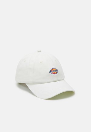 Cappellino da baseball in cotone bianco con visiera curvata, featuring un logo ricamato circolare con accenti rossi, gialli e blu sul davanti.