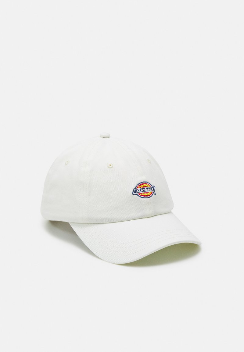 Gorra de béisbol de algodón blanca con visera curvada, que presenta un logo bordado circular con acentos rojos, amarillos y azules en la parte frontal.
