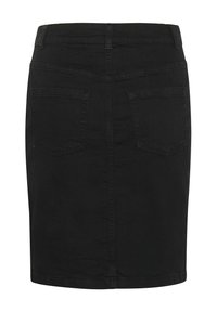 Svart denimkjol med en figurnära passform, två bakfickor och en sömlös fåll. Tillverkad av en hållbar bomullsmix med lätt stretch.