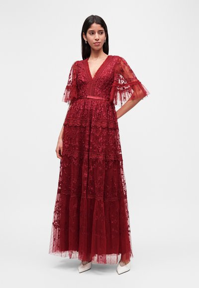 Rotes Spitzen-Maxi-Kleid mit V-Ausschnitt, kurzen Rüschenärmeln, mehrlagigem Design und einem Satinband in der Taille. Strukturierter Stoff mit Blumenmustern.