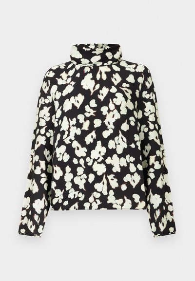 Czarna bluzka z długim rękawem i wysokim kołnierzem, ozdobiona białym kwiatowym wzorem, gładka w dotyku, o luźnym kroju dla wygody.