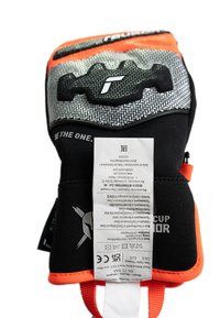 Schwarze und orange gepolsterte Handschuhe mit strukturierten silbernen Akzenten, einem Logo und Sicherheitsetiketten. Verfügt über einen sicheren Handgelenkriemen und einen verstärkten Handflächenbereich.