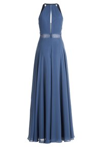 Długa, bezrękawnikowa, niebieska sukienka z dekoltem na szyję i wycięciem na plecach. Posiada dopasowany pas z teksturowanym poziomym szwem. Płynna sylwetka.