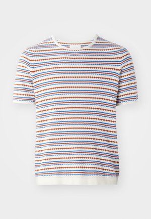 Kurzarmpullover aus Strick in Weiß mit horizontalen Streifen in Rot, Blau und Orange, ausgestattet mit einem gerippten Ausschnitt und strukturiertem Gewebe.